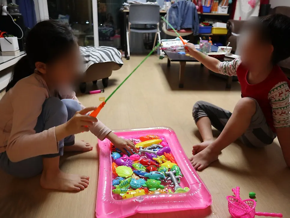 子どもたちが楽しむ釣りゲーム