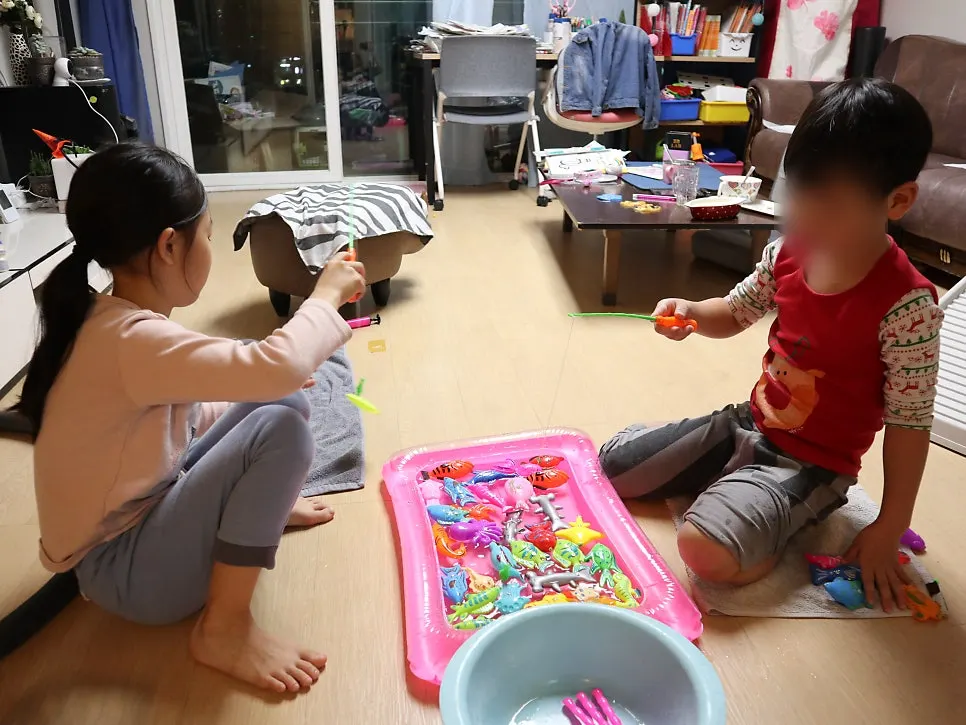 魚釣りゲームで遊ぶ様子