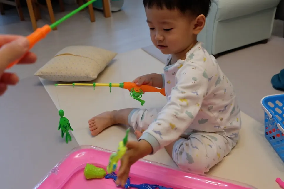 일반낚시대로 물고기 잡는 사진