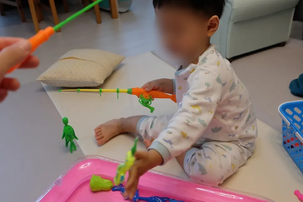 通常釣り竿で魚を捕まえる写真