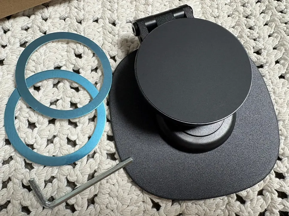 MagSafe stand that switches between landscape and portrait