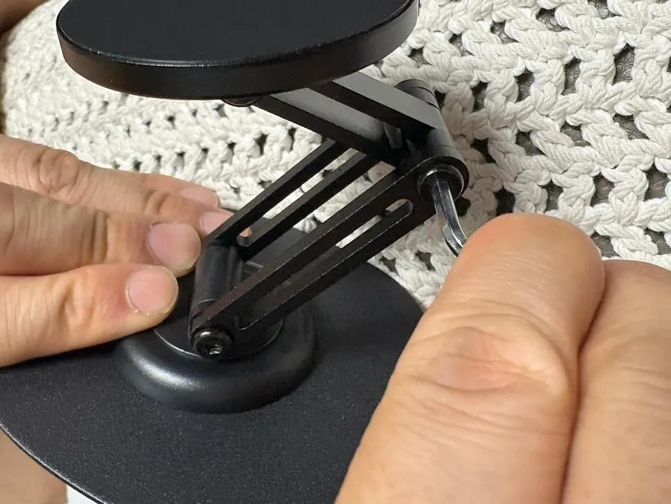 Stand holding a phone magnetically