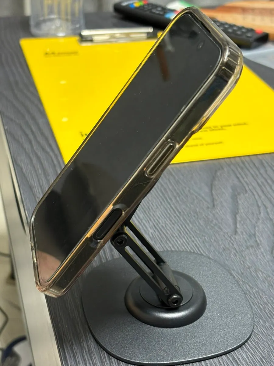 MagSafe phone stand for attaching and removing a phone