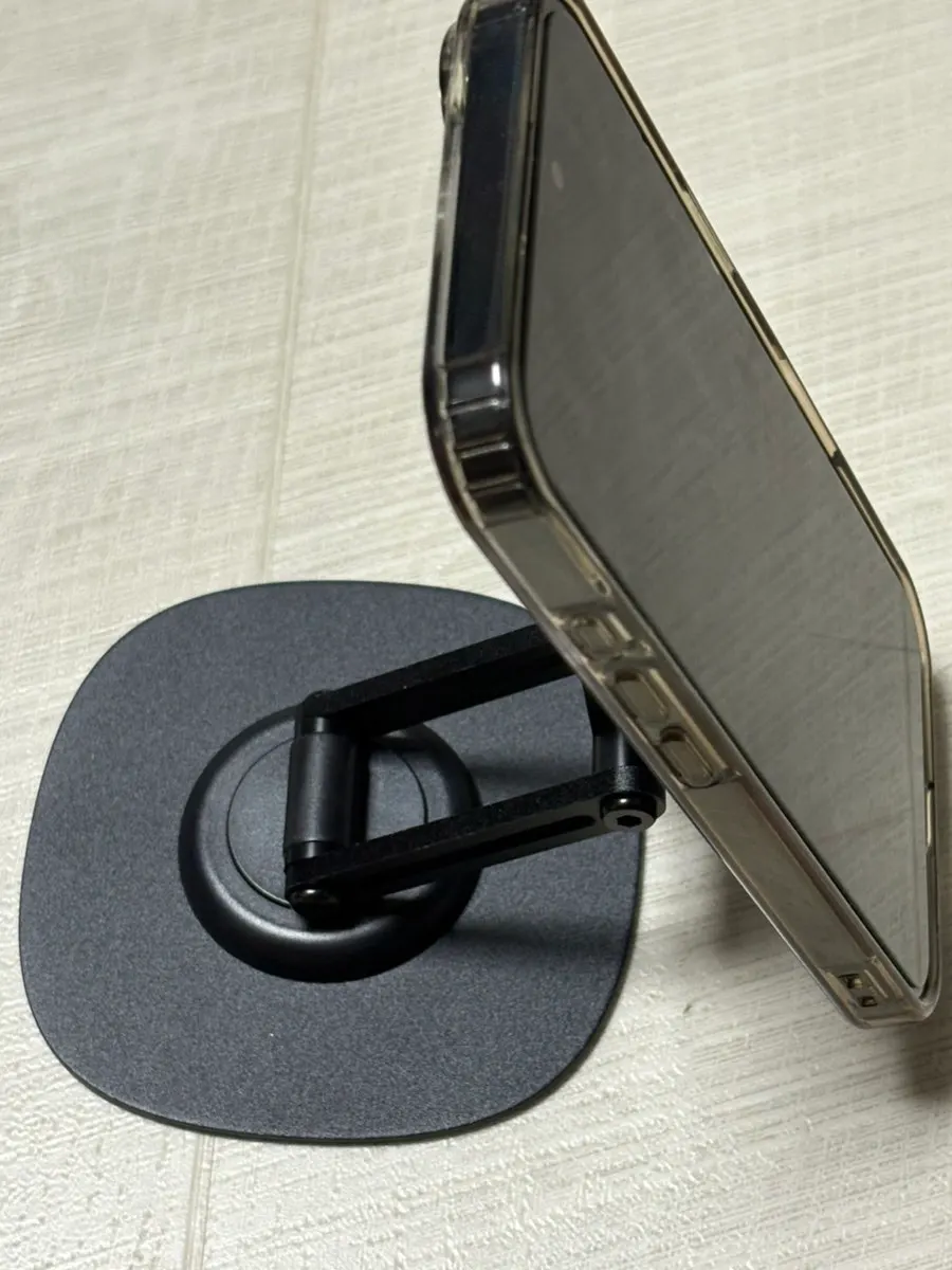 Foldable MagSafe stand