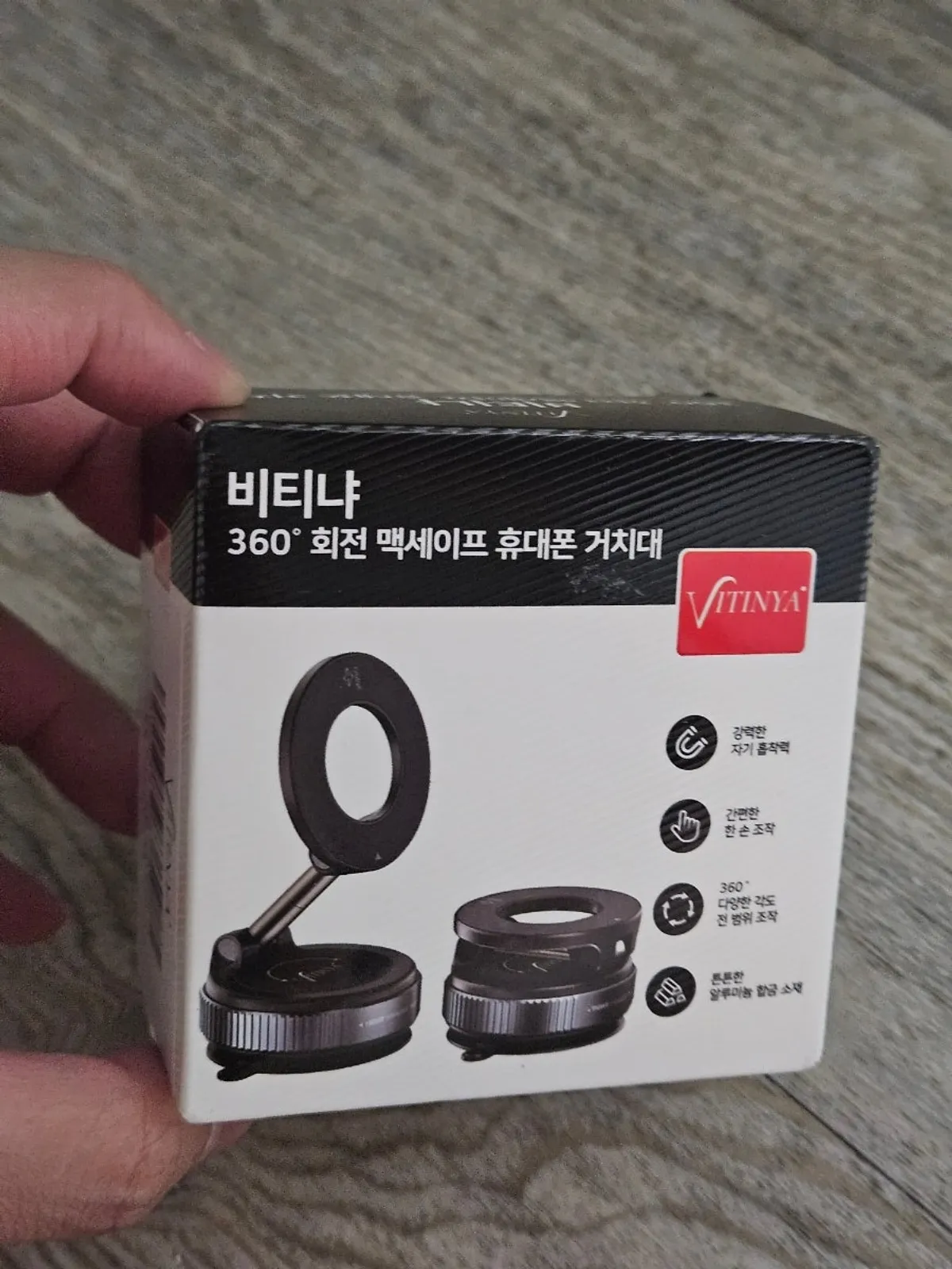 Dial-operated vacuum suction car mount