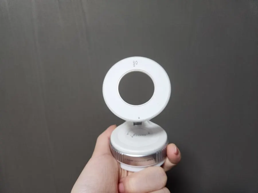 Portable vacuum-suction phone mount