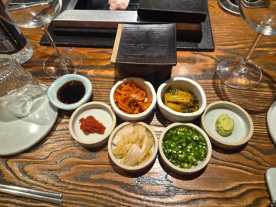 바테이블에 차려진 기본반찬 상차림