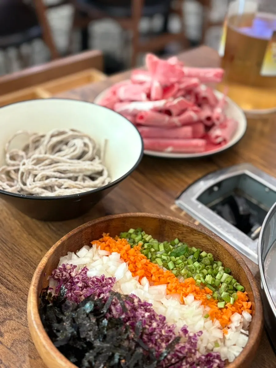 추가 주문한 샤브고기 200g 접시