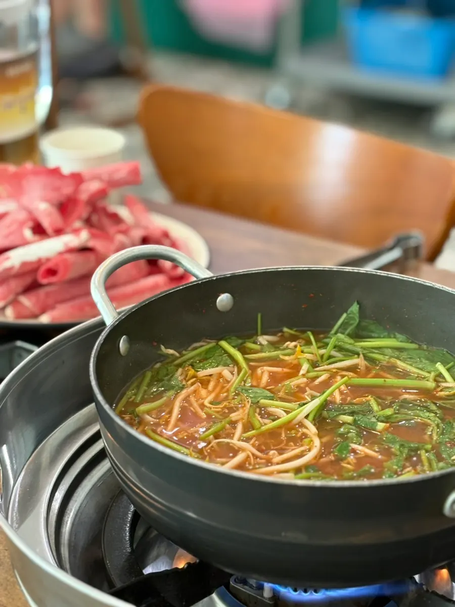 끓어오르는 흑마늘 육수 샤브 냄비