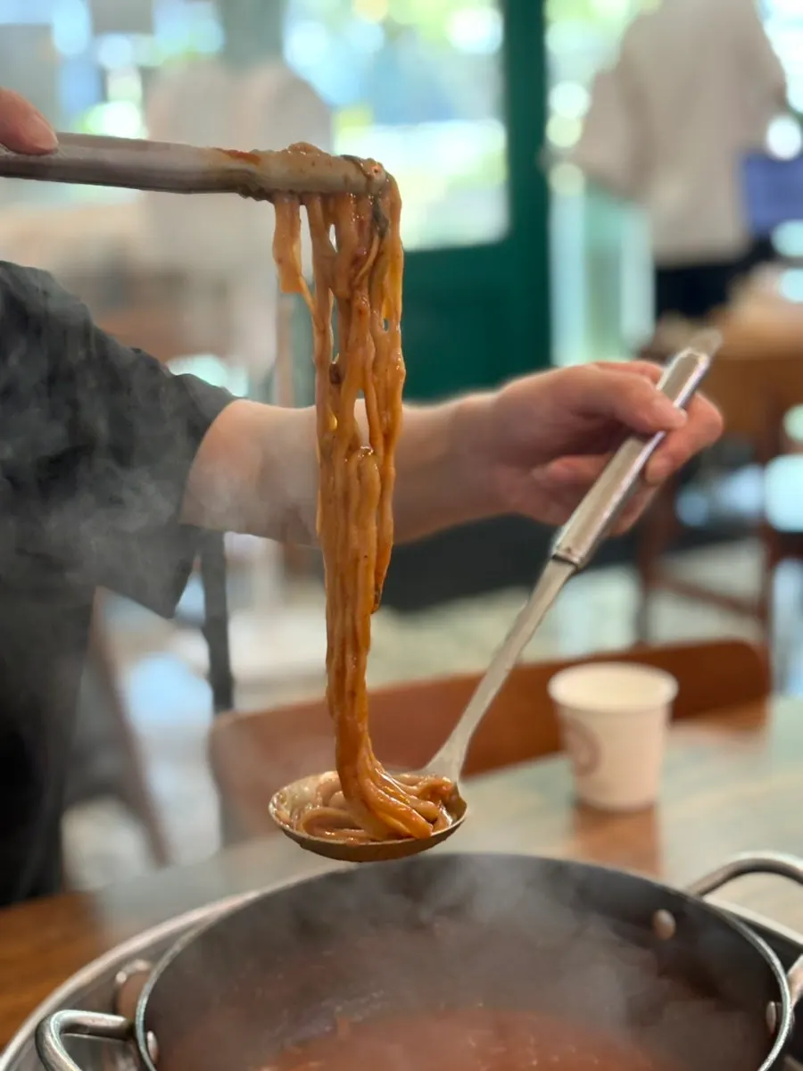 흑마늘 육수에 끓이는 손칼국수