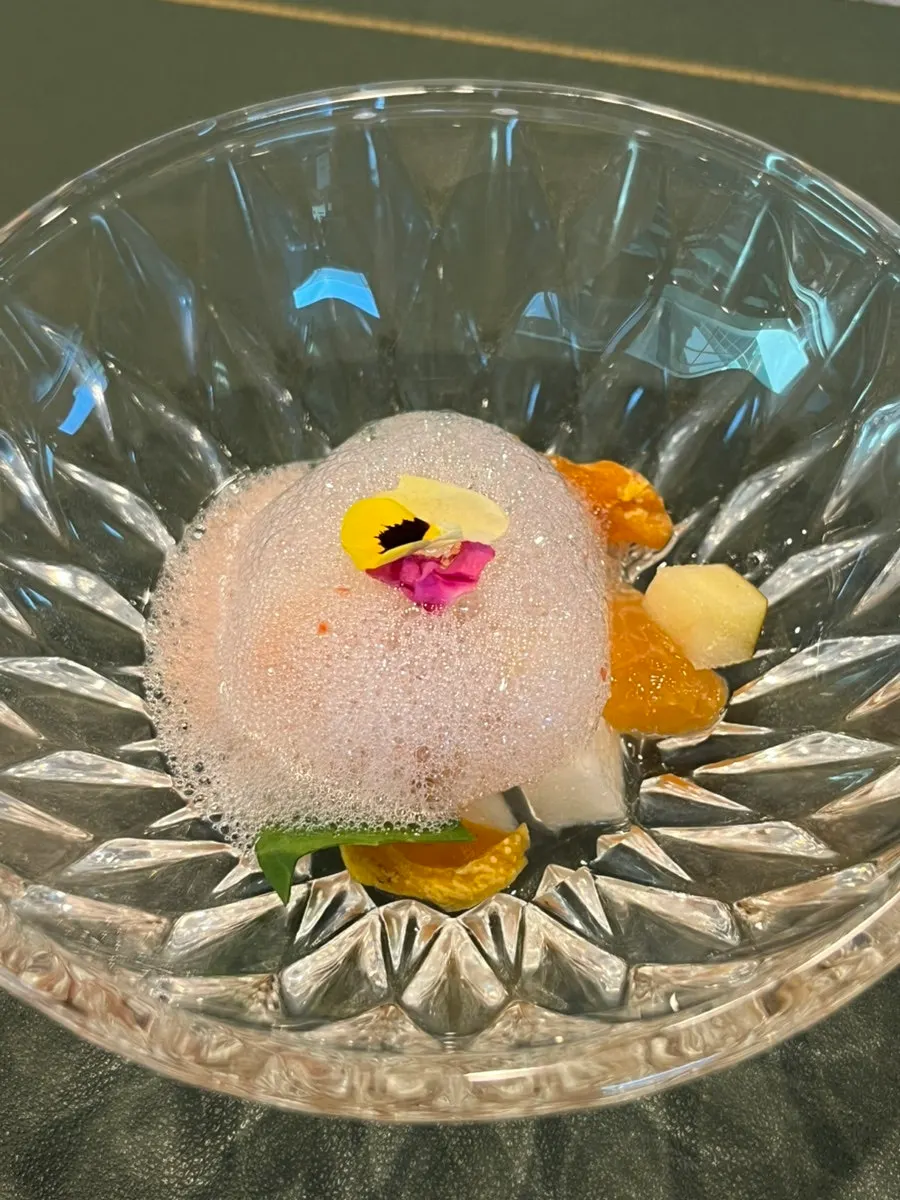 Salad with prosciutto and persimmon vinegar foam