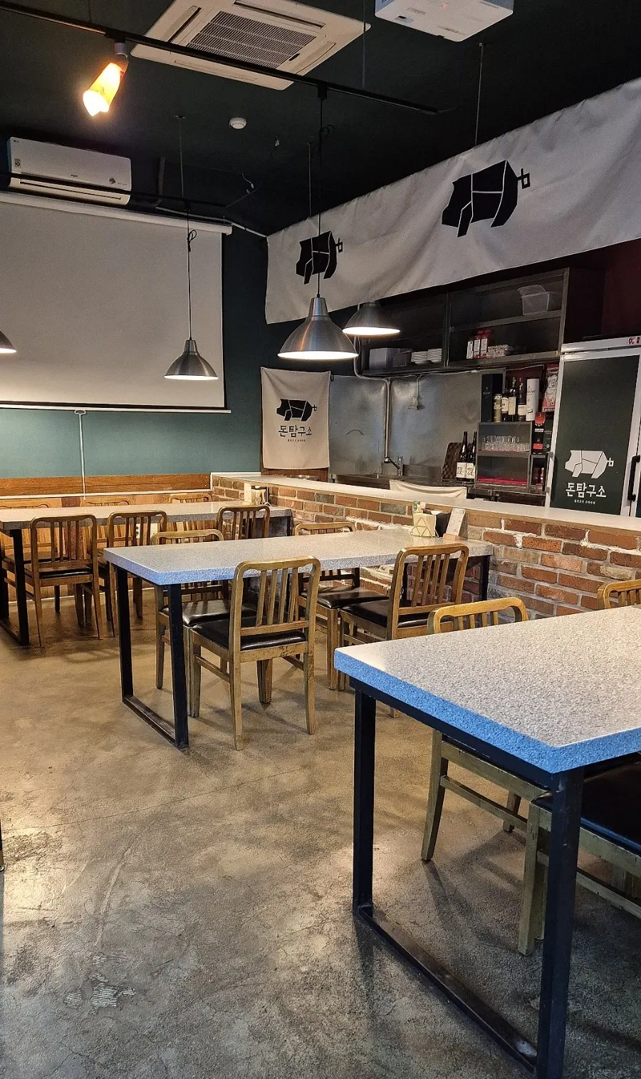 오픈형 주방 앞 바 테이블 좌석