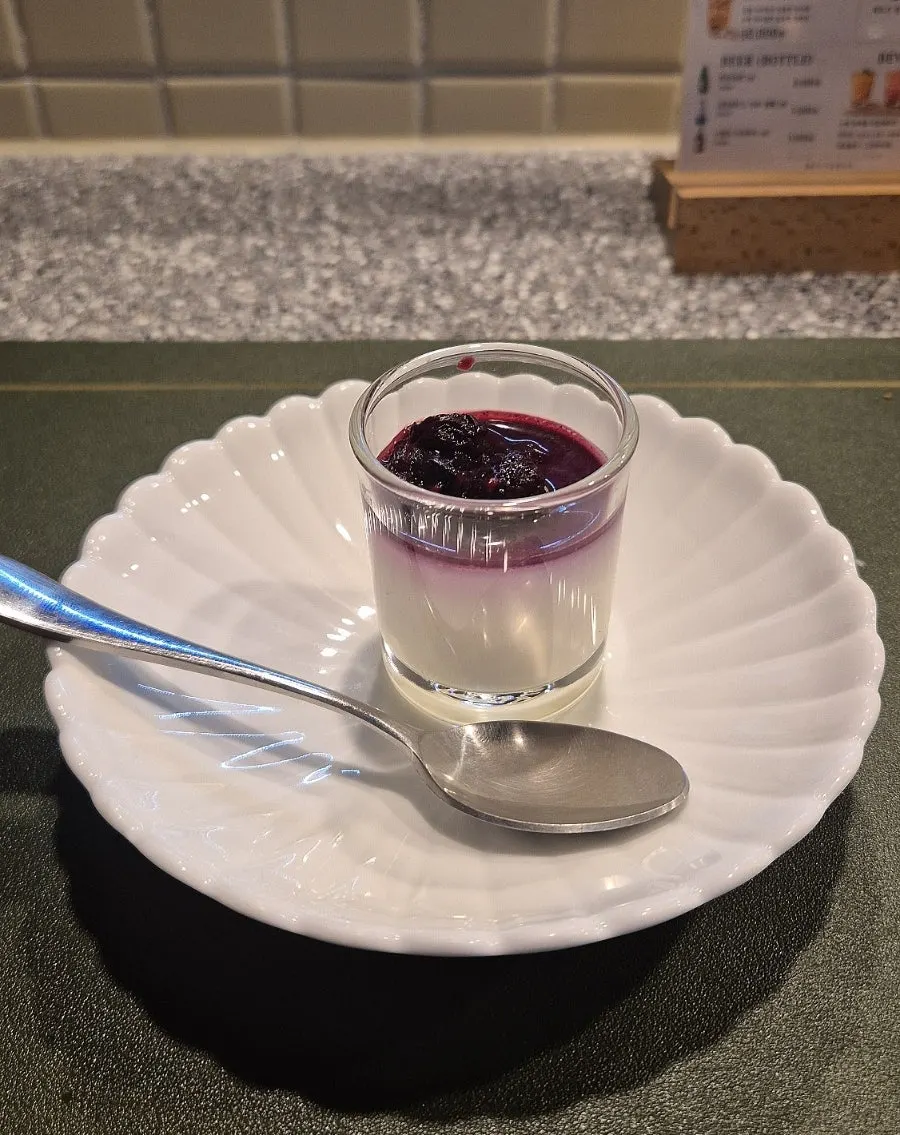 콩포트를 올린 판나코타 디저트