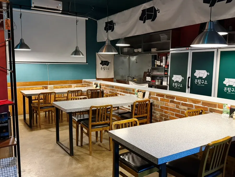 Larger group tables inside Don Tamguso