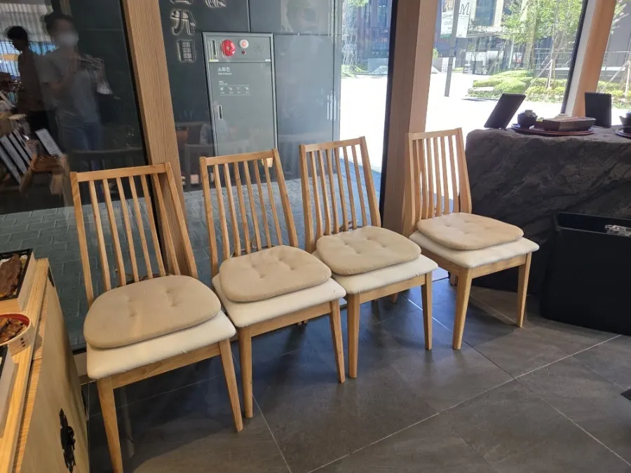 매장 입구 대기석