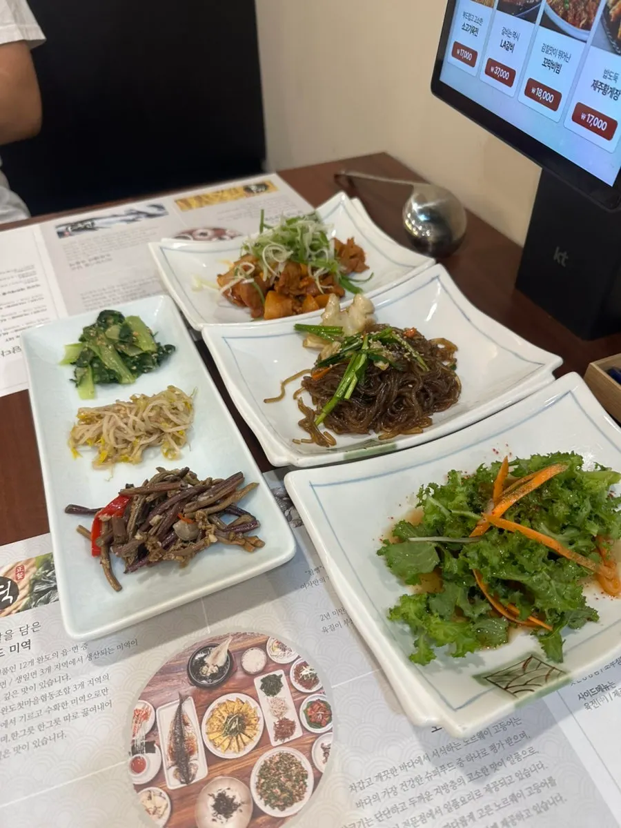 Set with seaweed soup, seasoned cockle salad, and beef jeon