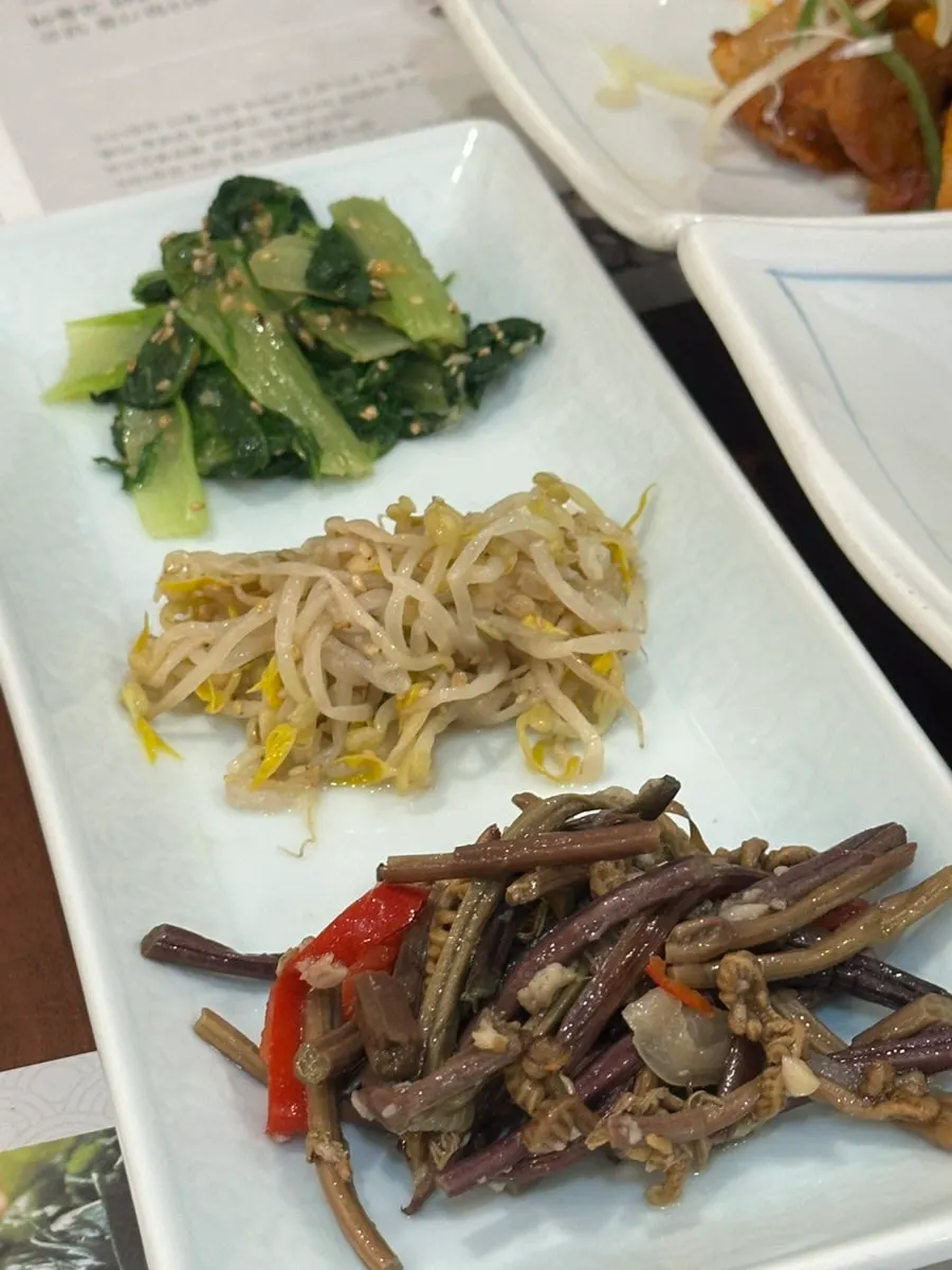 Combination of seasoned cockle salad and beef jeon