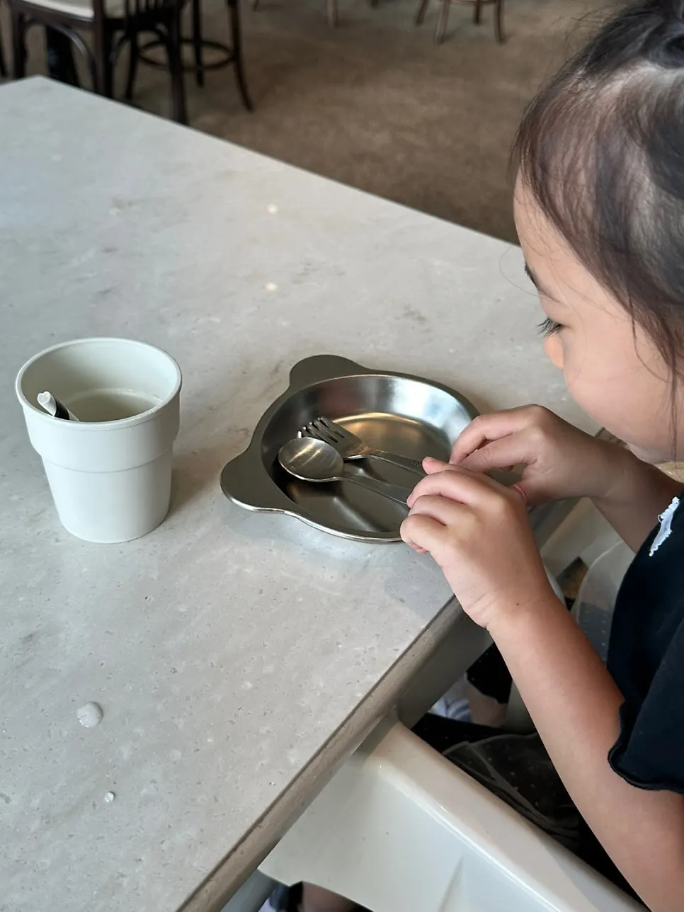 Romaok space for dining with children