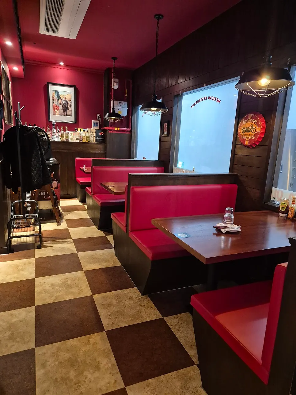 ภายในร้านที่มีของตกแต่งอารมณ์เม็กซิโก