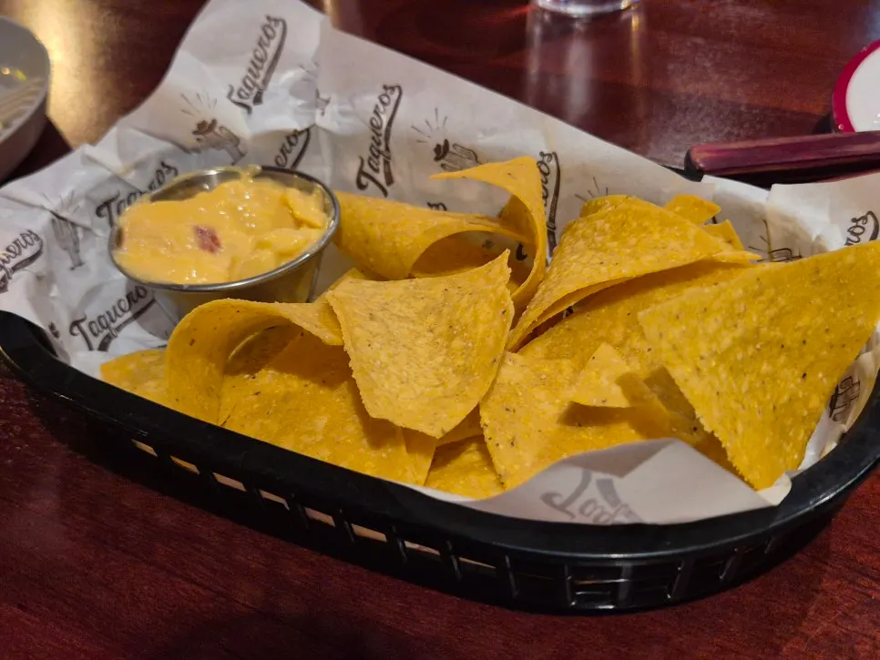 nachos ฟรีกับซอสชีสอุ่น