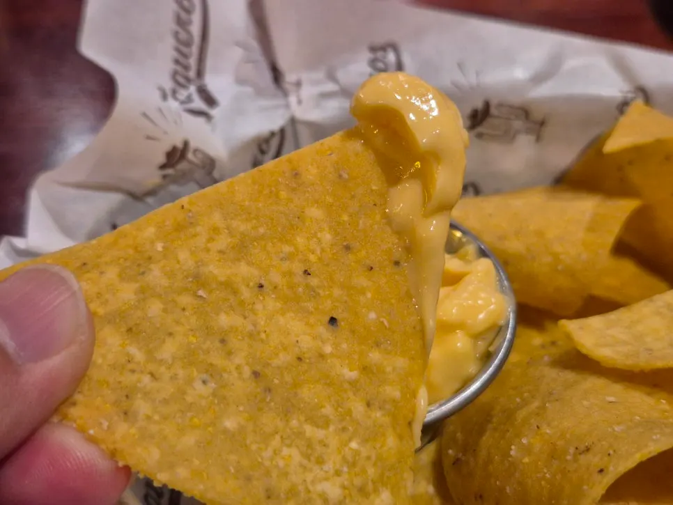 nachos กรอบเสิร์ฟกับซอสชีส