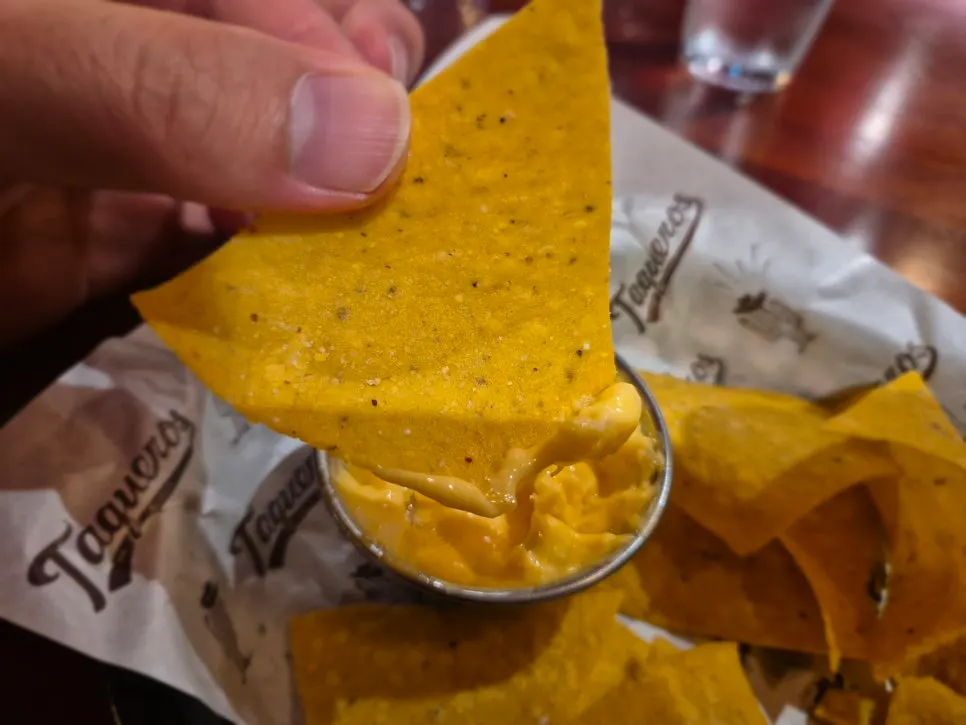 nachos และซอสชีสที่เด็กชอบ