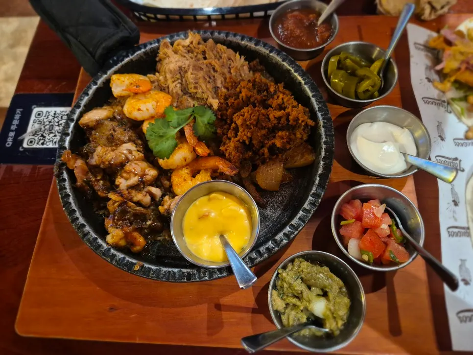 fajita กับซอสเครื่องเคียงหลากหลาย