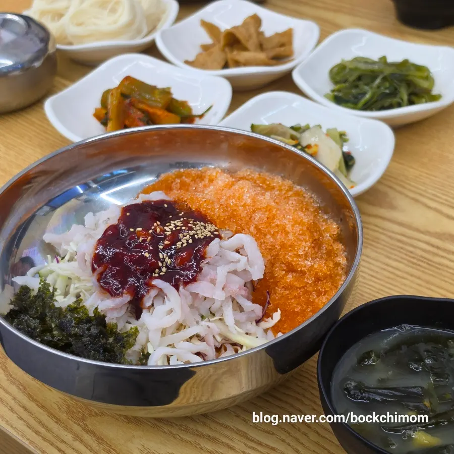 채소가 넉넉한 가자미물회 한 그릇