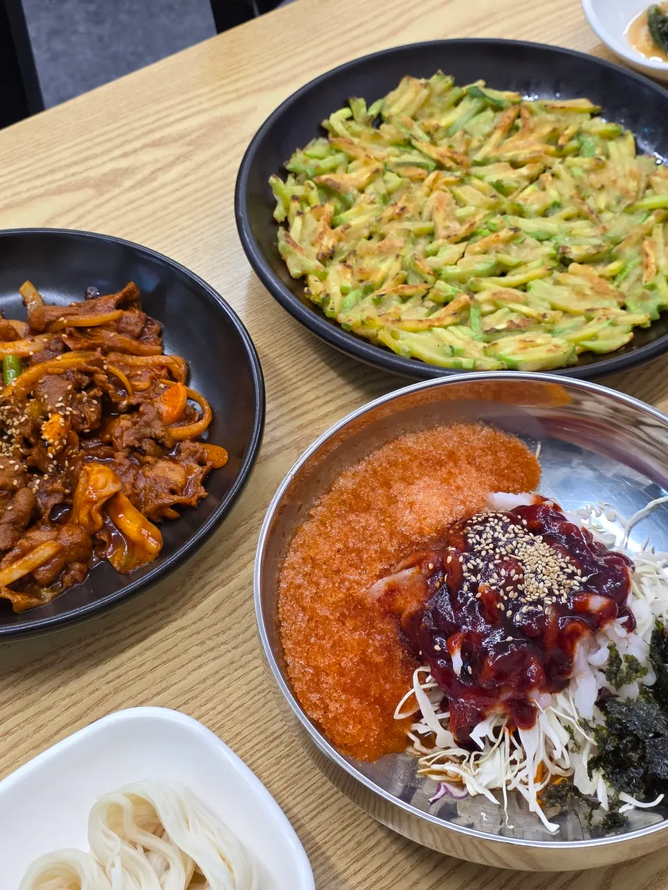 황태 미역국과 밑반찬 세로 사진