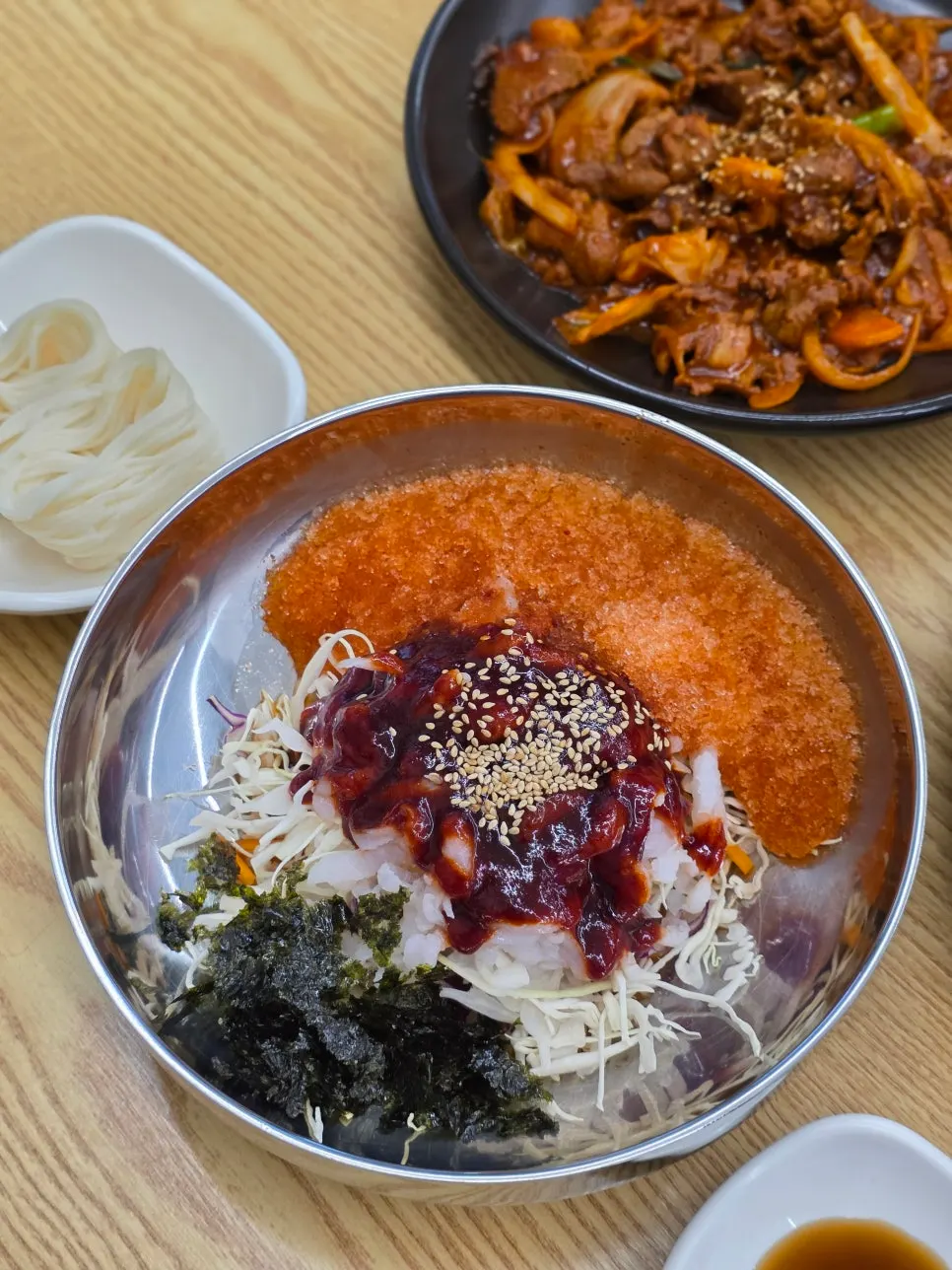 정갈한 한식 상차림 세로 사진