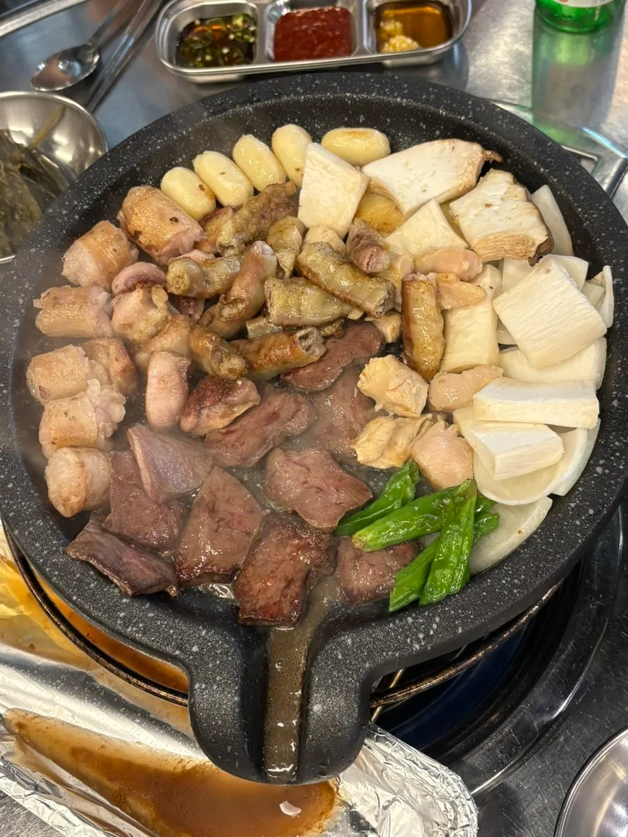 Mixed platter of gopchang, teokyang, makchang, daechang, and yeomtong