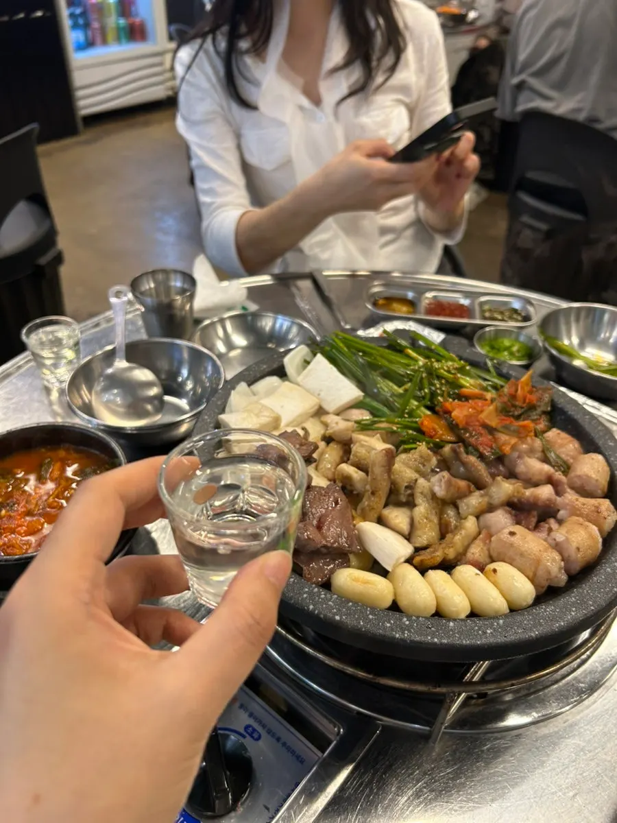 Grilled gopchang being trimmed with scissors