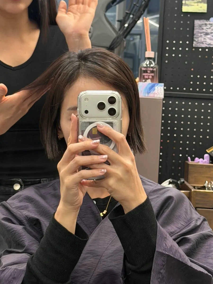 Treatment seating area at the one-person salon Marker Hair