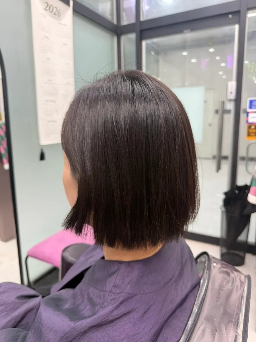 Checking hair condition before the color consultation