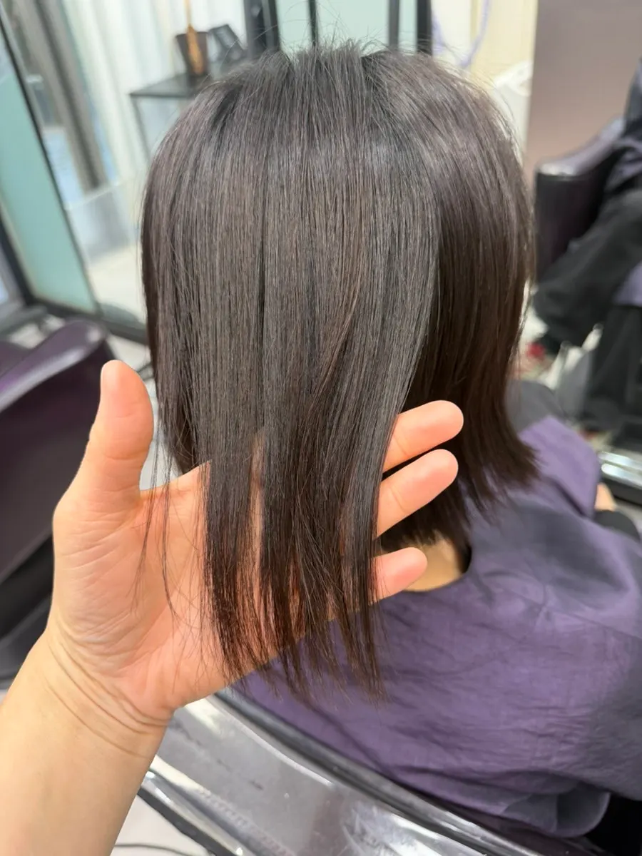 Consulting on dye color while checking damaged hair