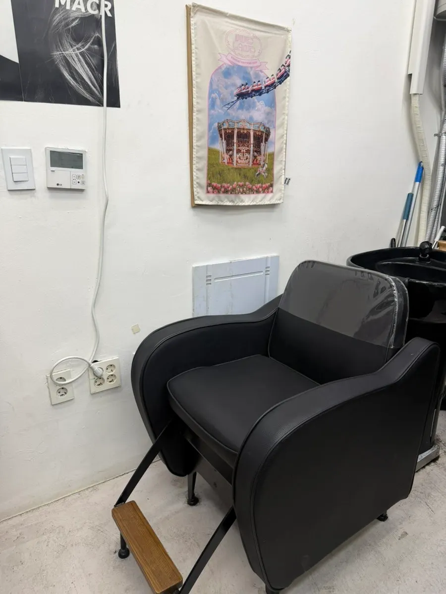 Applying black dye to roots and damaged hair