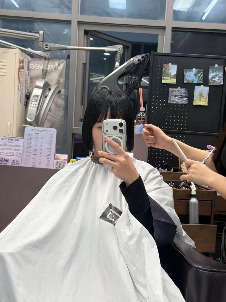 Waiting for the color to develop after dye application