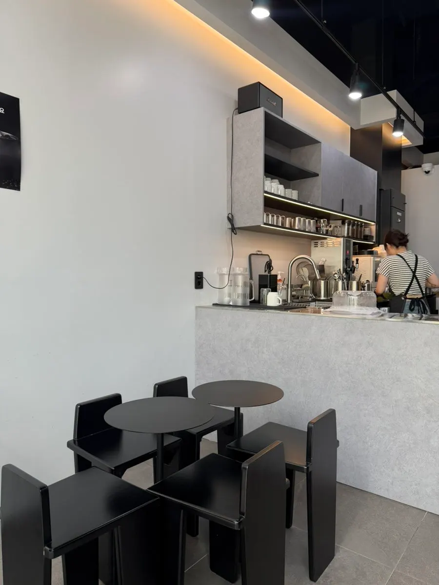 A photogenic café space