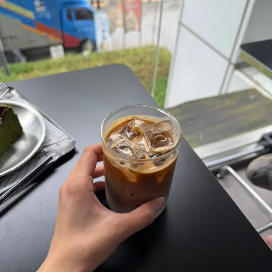 Iced café latte and Americano