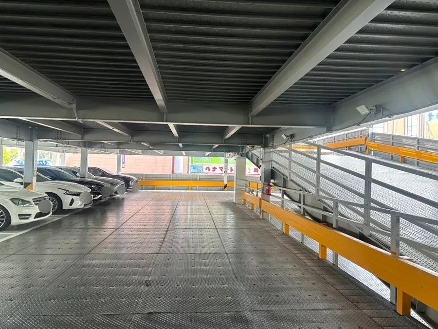 Deumaru private parking lot connected to the restaurant