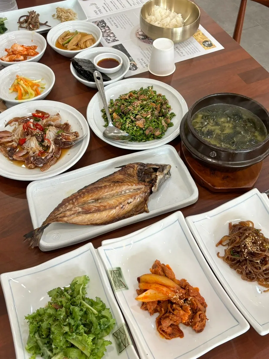 The full-table two-person set filling the table