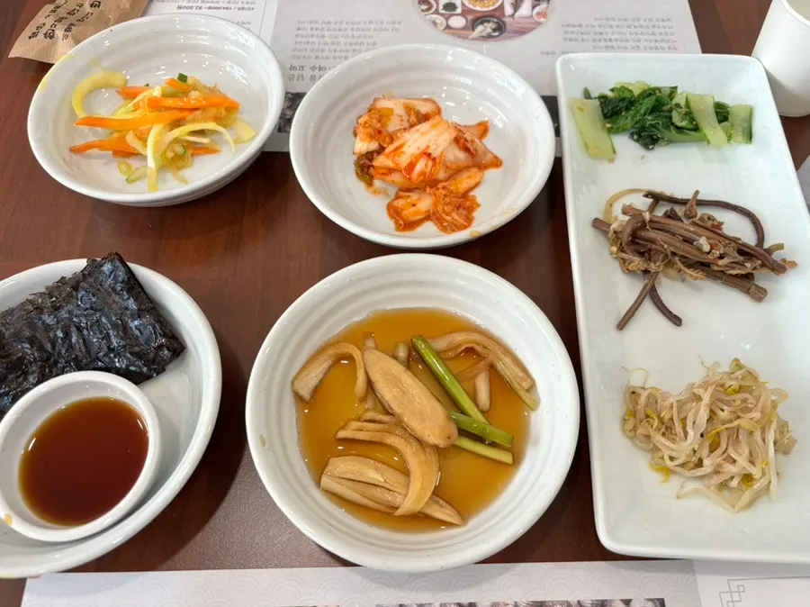 Basic side dishes including vinegar-mixed salad and namul