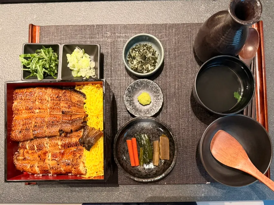 A full mabushi set in Japanese-style bowls and trays