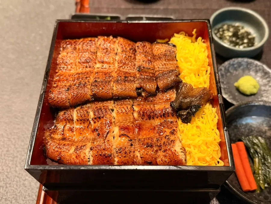 Hitsumabushi topped with shredded egg omelet and eel