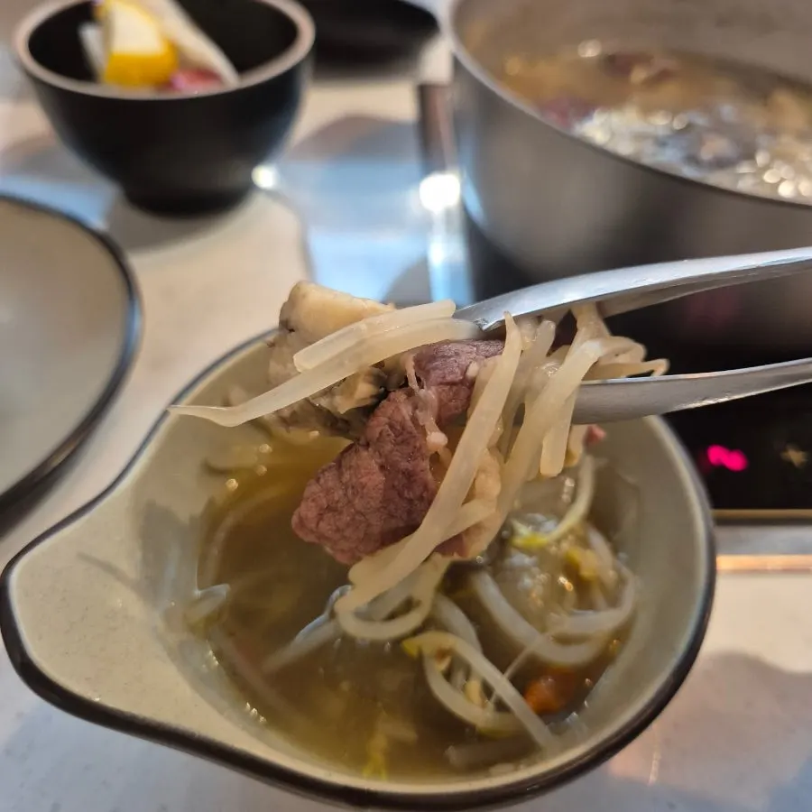 재료를 넣고 끓인 순한맛 훠궈 국물