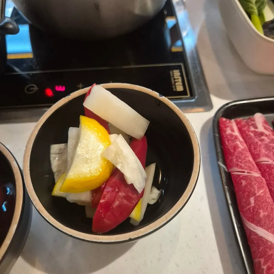테이블 가득 차려진 훠궈 재료들