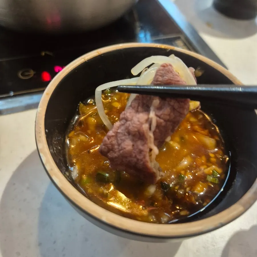 직접 만든 소스에 찍어 먹는 훠궈 재료