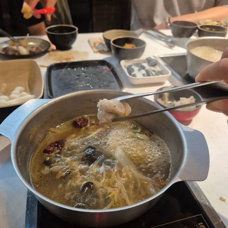 끓는 육수 속 훠궈 재료