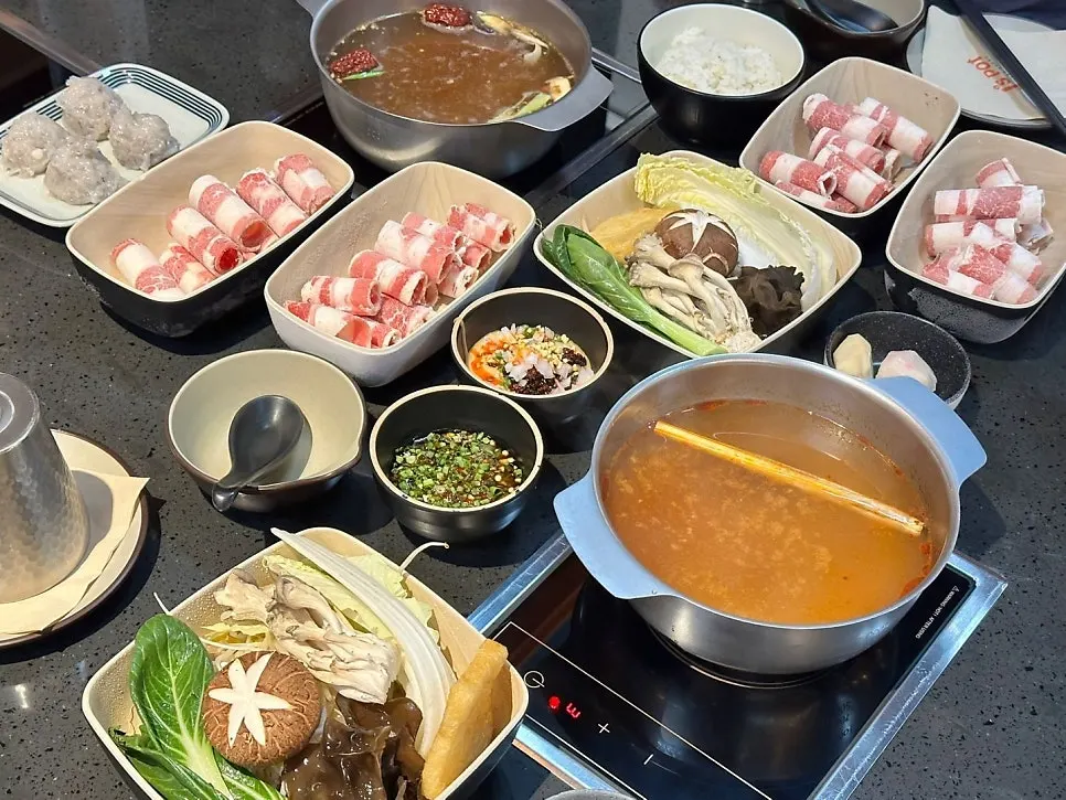 런치 세트와 추가 메뉴로 꽉 찬 테이블
