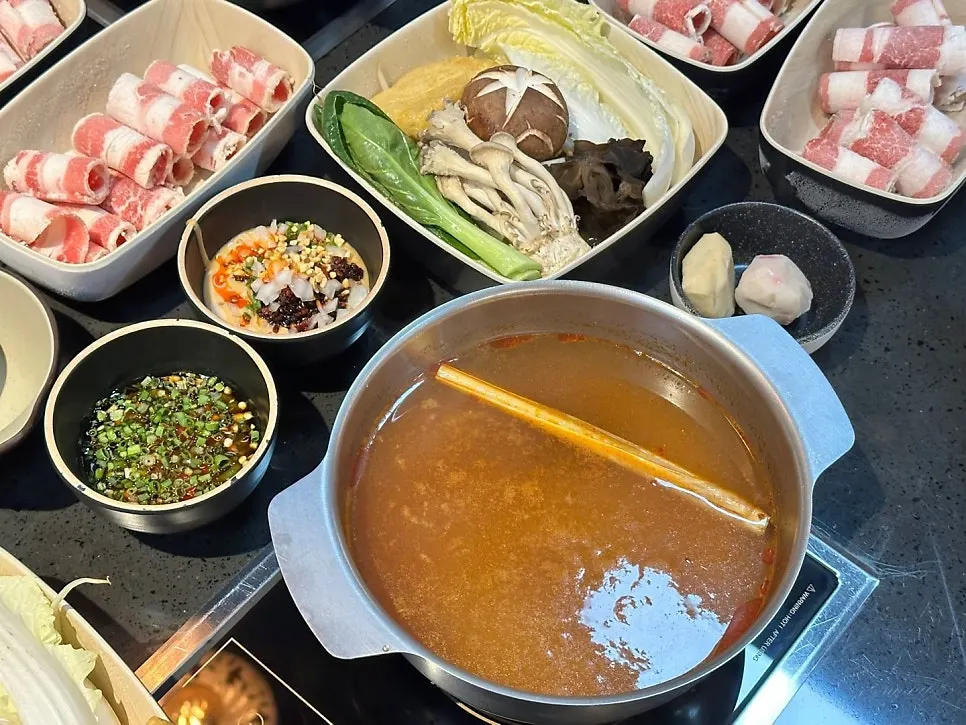추가 주문한 선홍빛 우삼겹 한 접시
